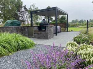 outdoor kitchen with porcelain cladding pizza oven and barbecue